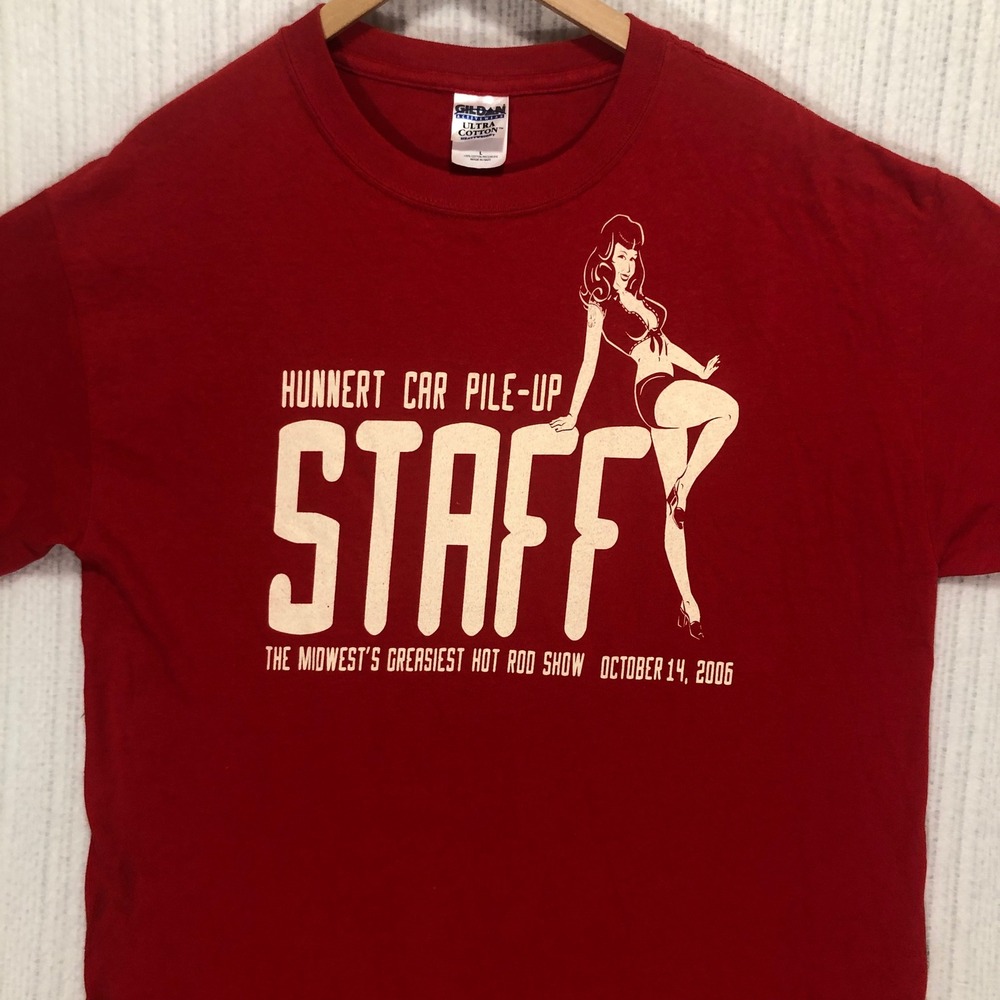Hot Rod Staff T-Shirt Pin Up Girl Hunnert Car Pile Up Hot Rod Show Red Gildan L
